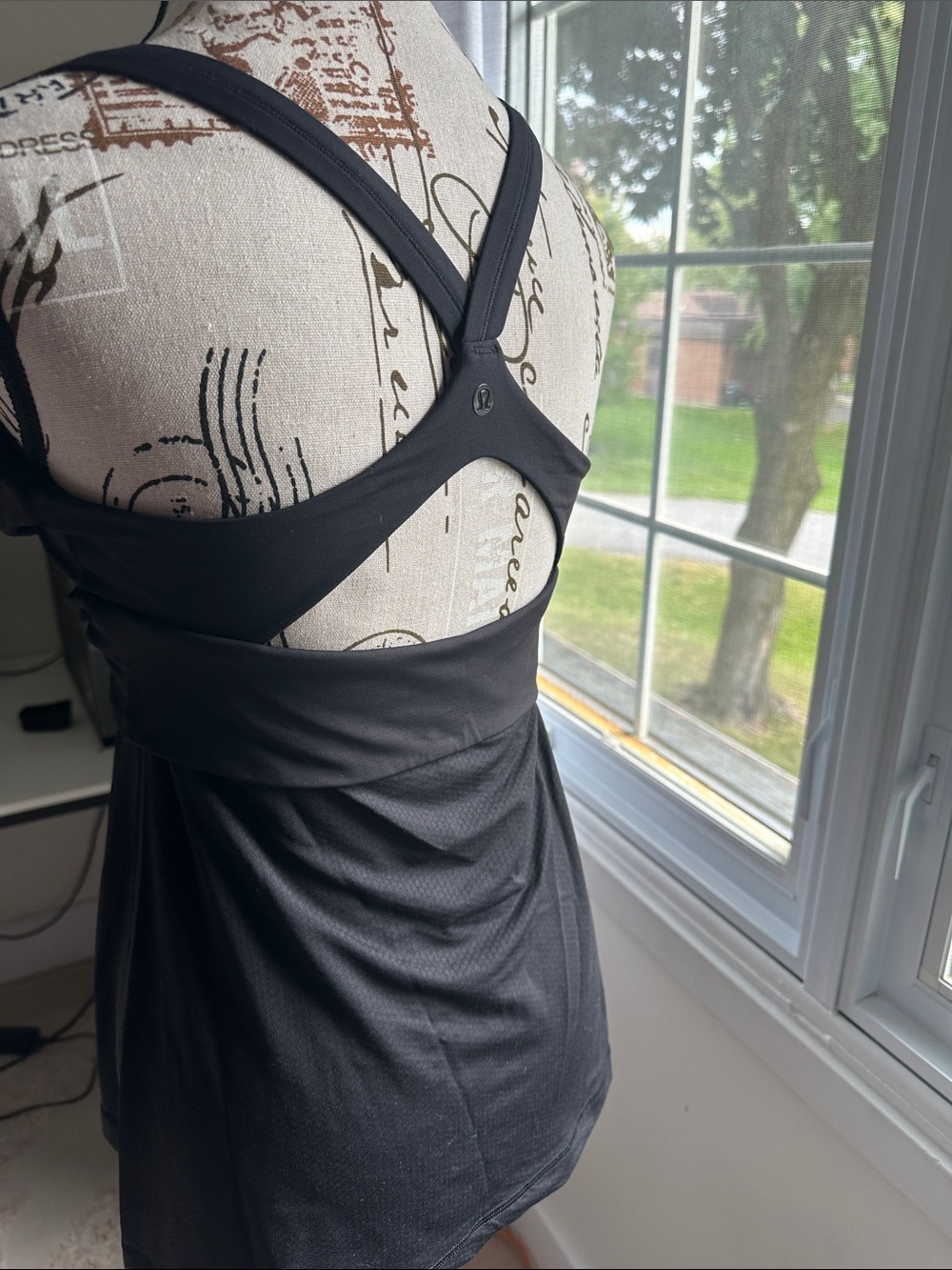 Lululemon size 8 athletica Black Cross-Back Athletic Camisole ( think hot yoga)🧘